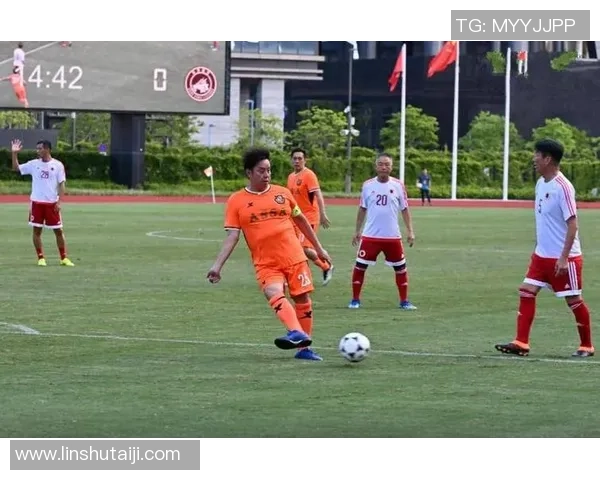 香港足球明星队激情奔跑瞬间展现团队精神与活力的精彩时刻